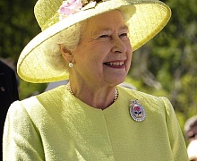 Британская королева Елизавета II приступила к передаче трона принцу Чарльзу