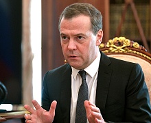 Медведев назвал две причины отставки правительства 