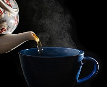 Россиянам объяснили, почему запивать таблетки чаем и кофе опасно