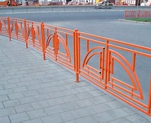 Тротуарные ограждения в Иркутске перестанут красить в оранжевый цвет