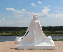 В Усольском районе на берегу реки установили скульптуру девушки 