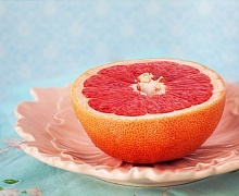 Диетолог Зеленцова порекомендовала включить в рацион грейпфрут