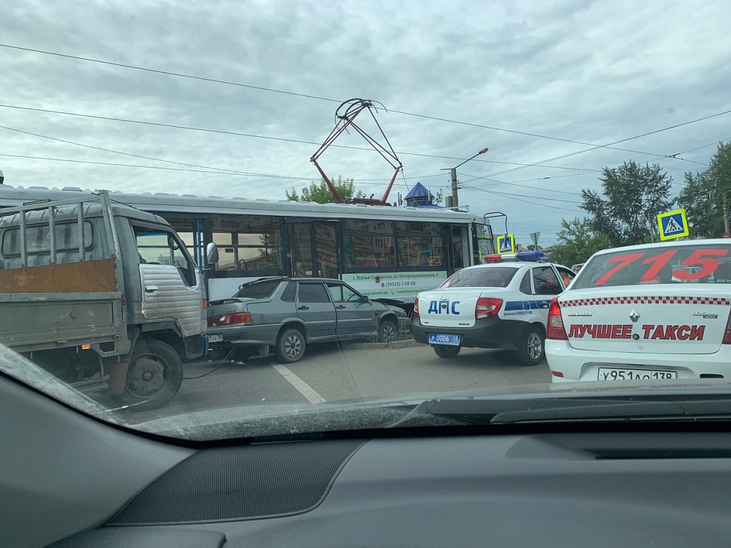 В Усолье-Сибирском легковой автомобиль врезался в трамвай | 25.07.2019 |  Новости Усть-Илимска - БезФормата