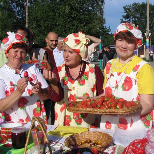 Фестиваль клубники красноярск. Фестиваль клубники. Фестиваль клубники на Байкале. Фестиваль клубники в Байкальске.