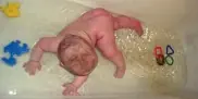Младенца мыла и… уронила