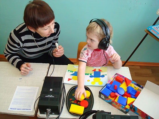 Детский сад для слабослышащих. Занятия с детьми с ОВЗ. Дети с нарушением слуха.. Занятия для детей с ОВЗ В школе. Игрушки для детей с нарушением зрения.