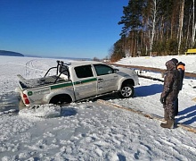 В Усольском районе автомобиль провалился под лед