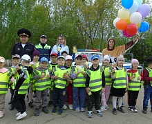 В Усолье-Сибирском автоинспекторы поздравили дошколят с Днем защиты детей