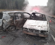 Два человека сгорели в машине после ДТП в Иркутской области