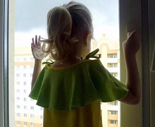 Двухлетняя девочка выпала из окна третьего этажа в Ангарске