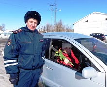 В Усолье-Сибирском сотрудники ГИБДД поздравили жительниц города с прекрасным весенним праздником