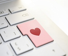 Психолог объяснила феномен любви в интернете
