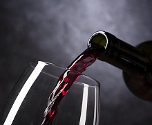 Эксперт объяснил, почему не стоит долго хранить вино дома