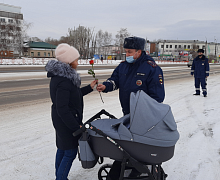 В Усолье-Сибирском сотрудники Госавтоинспекции поздравили женщин с Днем матери