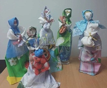 В Усолье дети, жены и родители участников СВО изготовили куклы–обереги