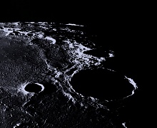 На снимках поверхности Луны 46 лет не замечали странный объект