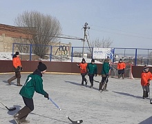 В Усолье прошли городские соревнования по хоккею на валенках среди подростков