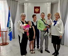 В Усолье многодетную семью поздравили с Международным праздником 