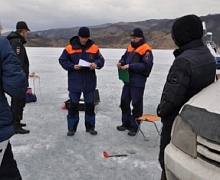  В Иркутской области оштрафовали троих водителей за выезд на лёд