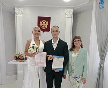 В День семьи, любви и верности 6 пар зарегистрировали брак, среди новобрачных режиссер ДК