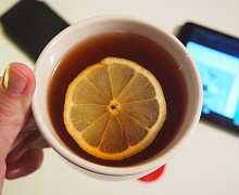 Эпидемиолог Антипова предупредила об опасности чая с лимоном для желудка