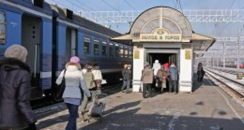 Электрички поехали обратно. На четыре электрички стало больше.