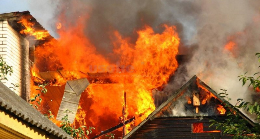 Деревянный дом горел в Усольском районе
