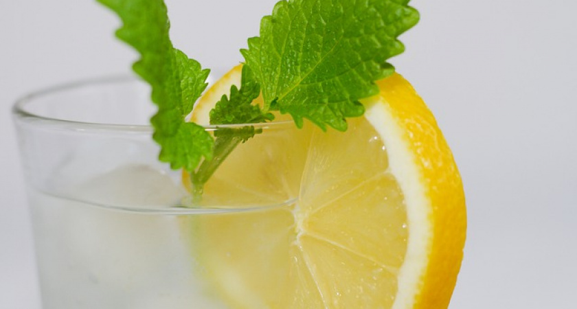 Гастроэнтеролог Вялов опроверг миф о пользе воды натощак