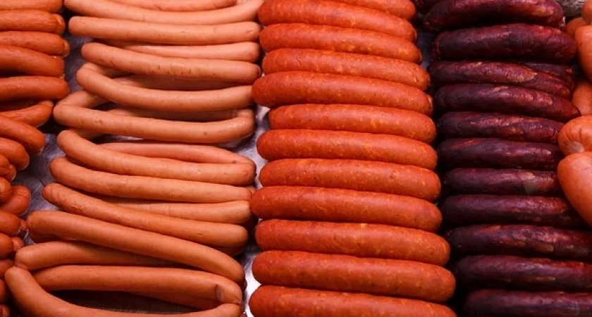 Минсельхоз принял решение: в колбасе станет больше жира и меньше белка