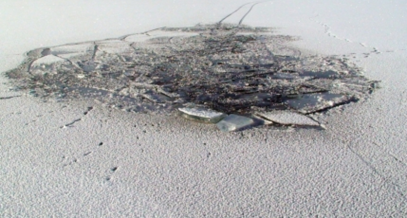 Об опасности тонкого осеннего льда предупреждают спасатели