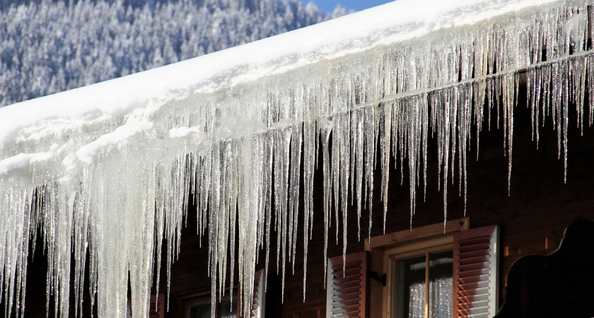Осторожно, сосульки! Управление Следственного комитета предупреждает об опасности падения снега и наледи с крыш