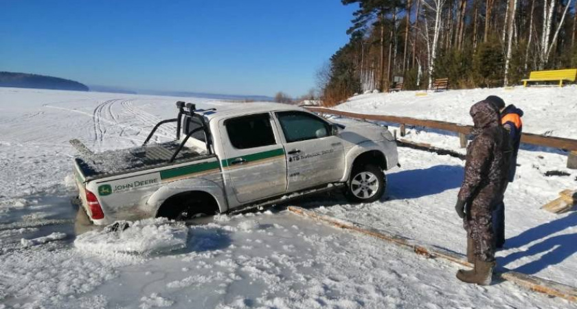 В Усольском районе автомобиль провалился под лед