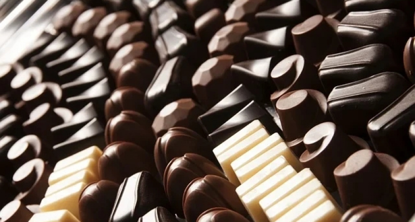Врач Асанов посоветовал съедать не больше четырех шоколадных конфет в день