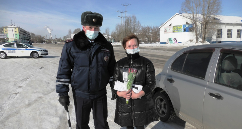 Сотрудники ГИБДД Усолья-Сибирского поздравили автоледи с наступающим Международным женским днем
