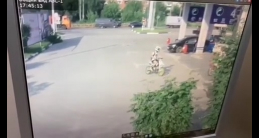 В Усолье-Сибирском мотоциклист сбил трёх пешеходов, после чего скрылся с места ДТП