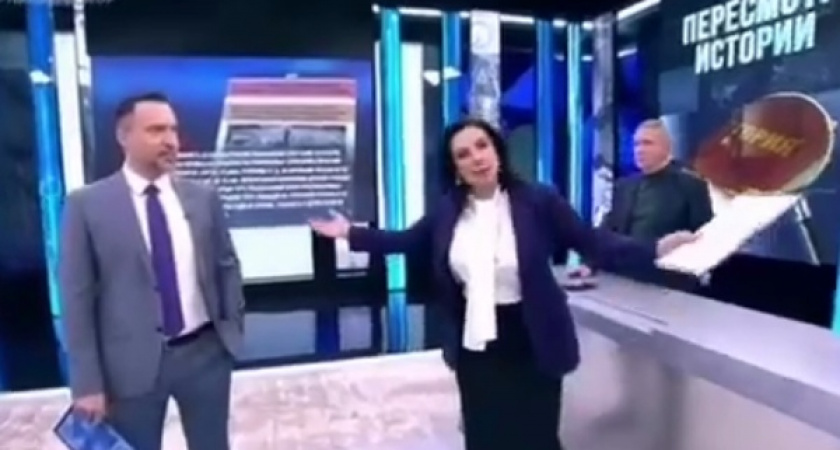 Ведущая «Первого канала» сломала руку, упав в эфире программы про Украину