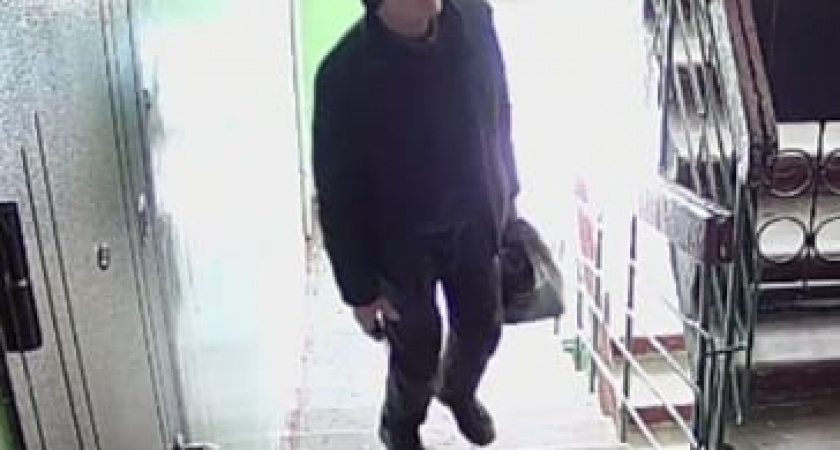 В Усолье-Сибирском неизвестный мужчина похитил кабель из подъезда жилого дома
