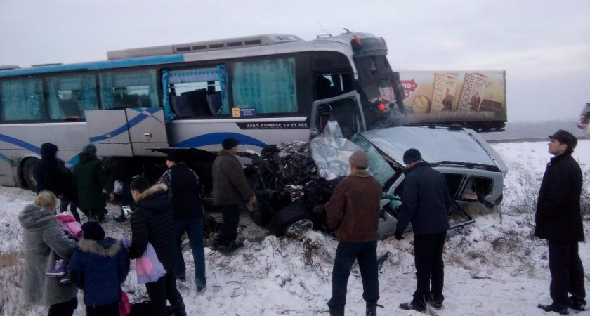 Иномарка и автобус «Иркутск – Братск» столкнулись в Усольском районе