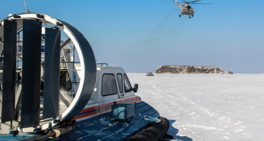 Почти два десятка рыбаков оказались на льдине, оторвавшейся от берега в Ольхонском районе