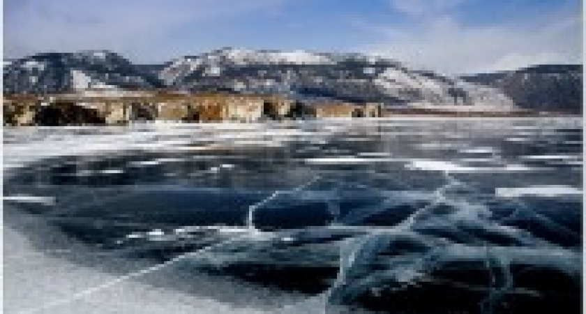 На Байкале иномарка провалилась под лед, один человек погиб 