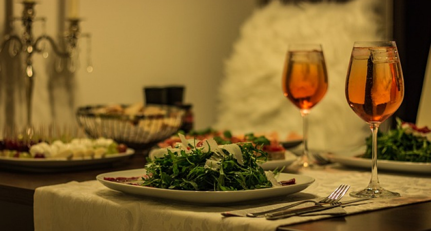 Врач назвал способы не переесть на новогодних праздниках