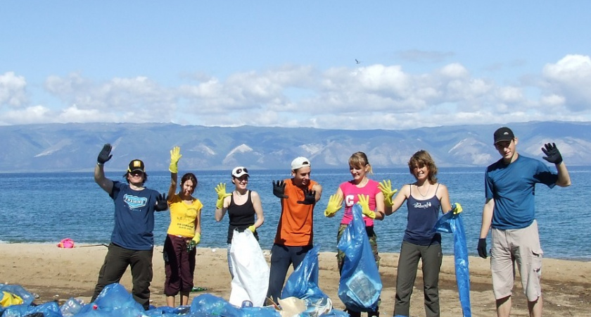 Волонтеры собрали мусор на Байкале