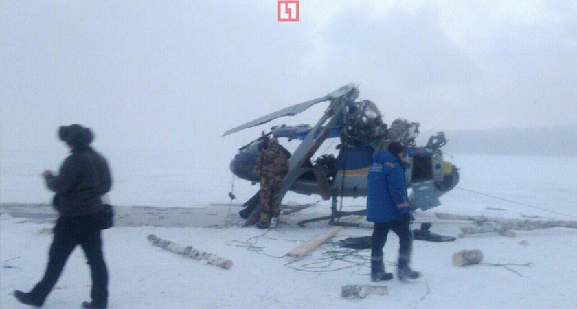 Фото к статье: Спасатели подняли со дня Братского водохранилища потерпевший крушение вертолёт