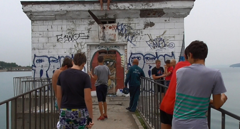 В Иркутске полицейские поймали подростков, ныряющих с водонапорной башни ГЭС
