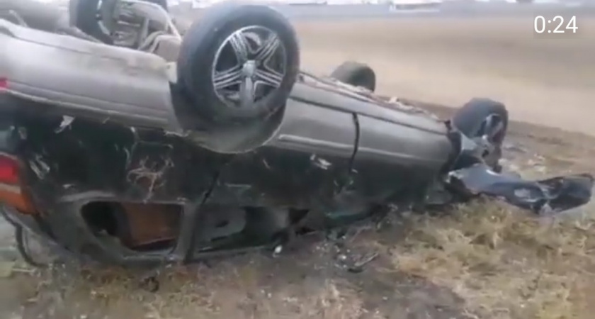 В Усольском районе автомобиль наехал на бетонную опору  и перевернулся