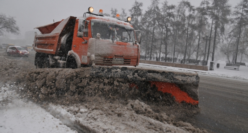 Спецтехника убирает снег с дорог в Иркутской области