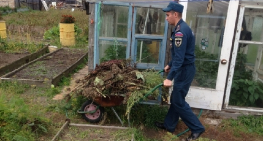 В уборке на приусадебных участках помогли дачникам инспекторы государственного пожарного надзора 