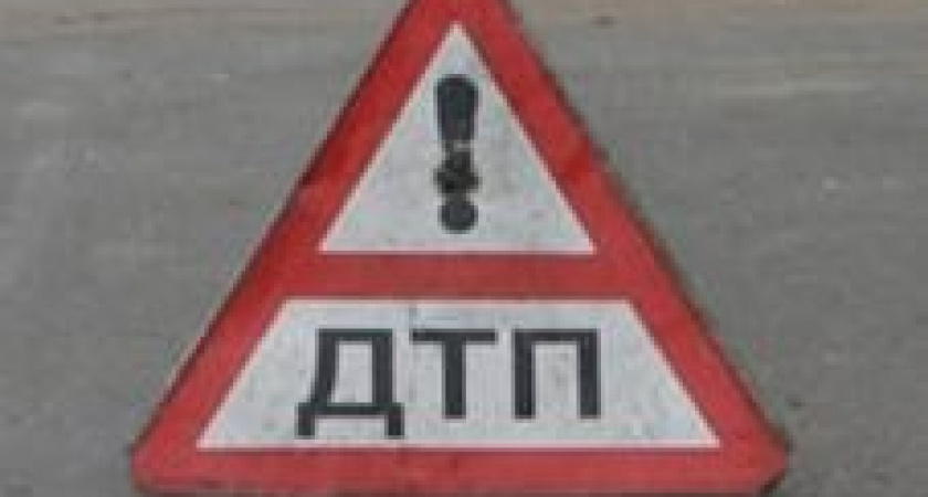 Дорогу преградили фонарные столбы