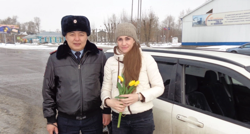 Фото к статье: В Усолье-Сибирском сотрудники ГИБДД поздравили женщин с наступающим весенним праздником