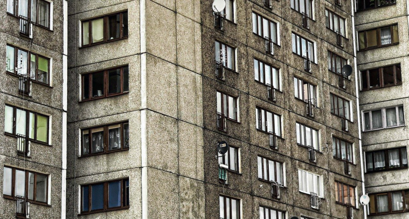 Петербурженку разорвало на части после падения с балкона дома